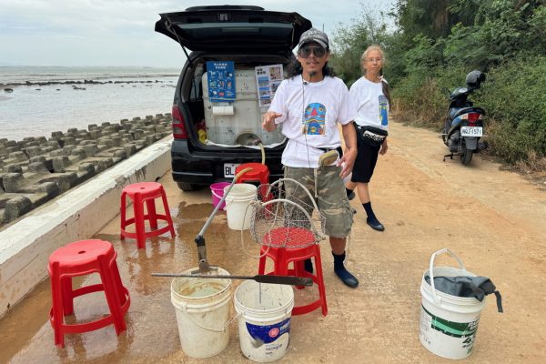 010北山洋玩藝帶領的石蚵體驗行程，也許多貼心設計，讓潮間帶看石蚵行程安全舒適002